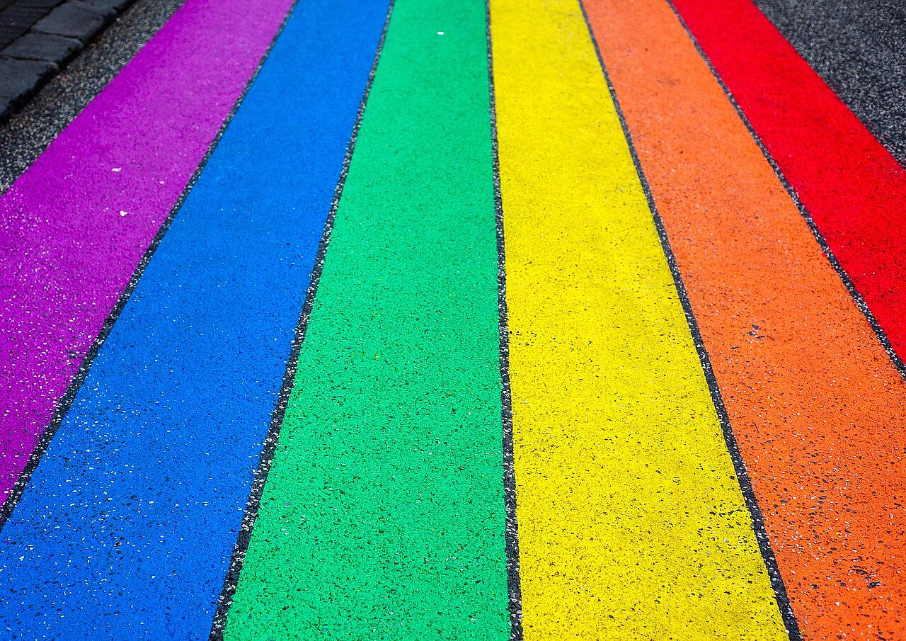 Imagen de arcoíris pintada sobre una carretera ©Pixabay