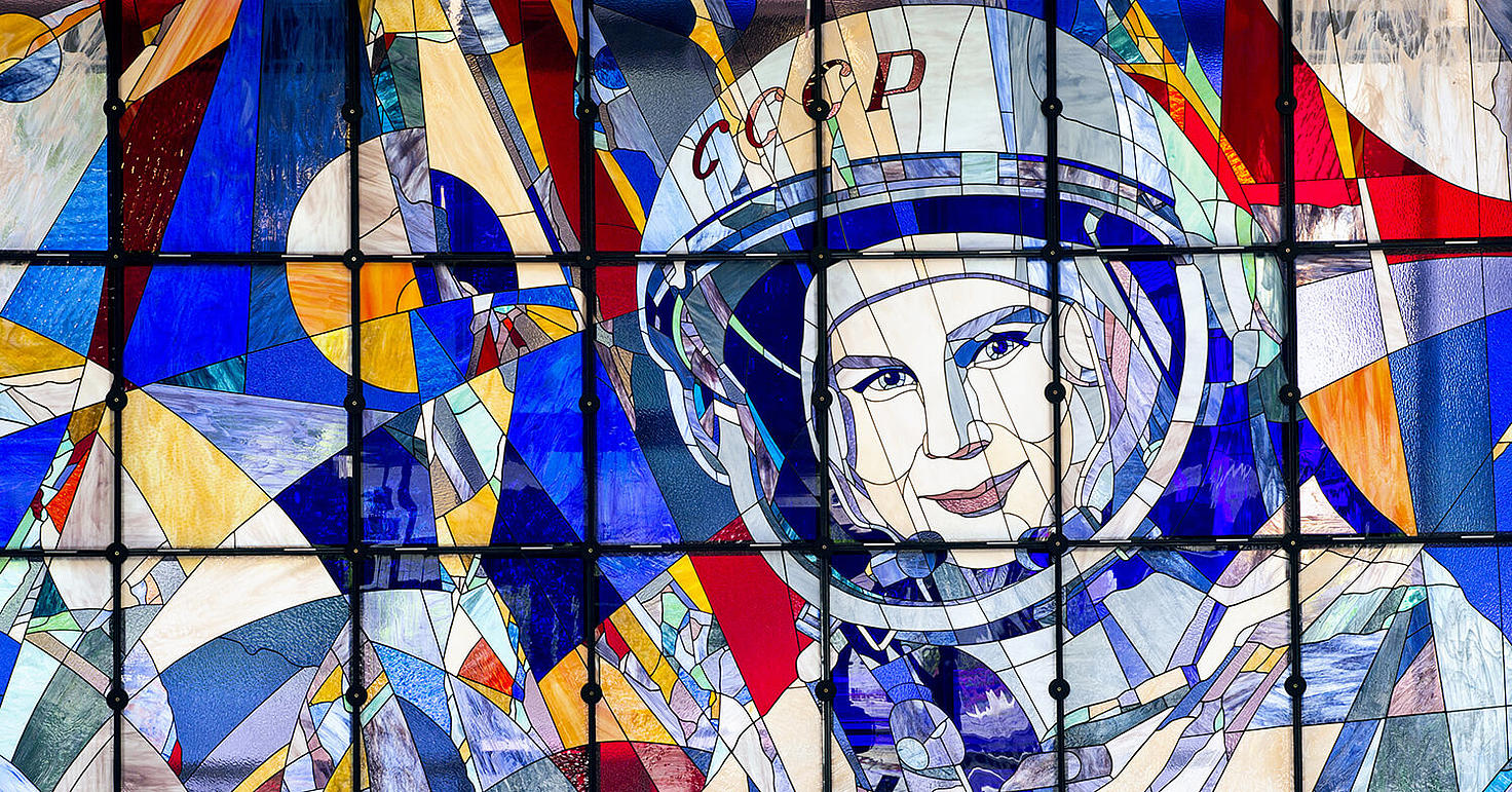 Vidriera con el retrato de Valentina Tereshkova.