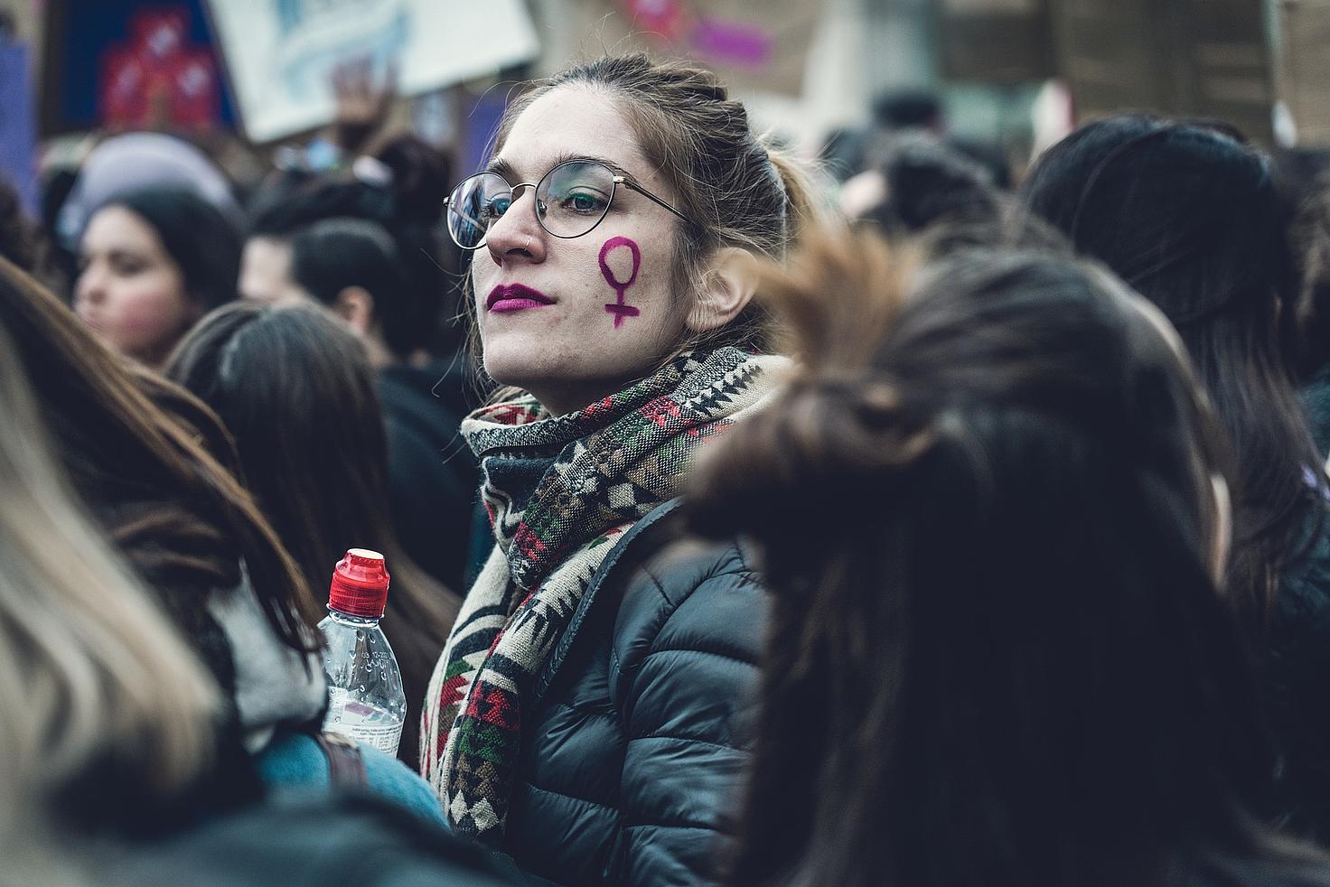 Emakume bat manifestazio feminista batean. ©Antonio Cansino/Pixabay